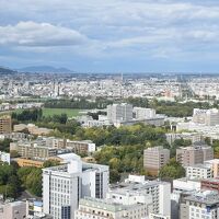 部屋からの眺望。中央は北大です。先は小樽方面。