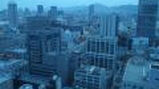 上層階には無料の展望台がある