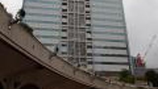 竹芝桟橋にある高層ビルです。