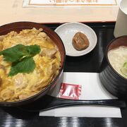 はつみつ梅干がついた、名古屋コーチン親子丼と鶏そばセット