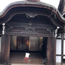 三方面正面の猫と抜け雀