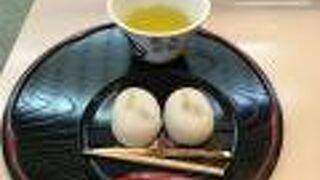 店内で食べるとお茶を付けてもらえます