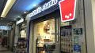 カフェの一画にムーミングッズが置いてある