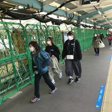 片瀬江ノ島駅の出口に向かう乗客たち
