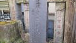 蛙の置物がそばにあります