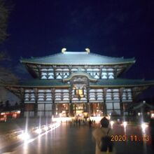 光に浮かび上がる大仏殿。