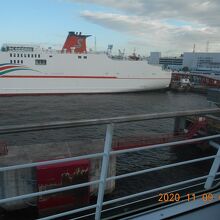 大阪南港に到着。いろんなフェリーが接岸してました。