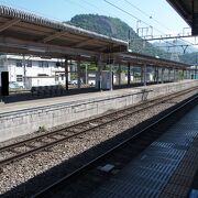 大月駅の近くにそびえる山