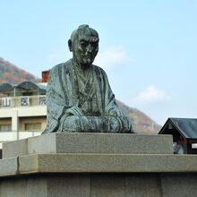 広場の中心にある山陽像