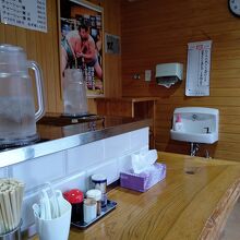 カウンターメインの店内