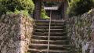 石造りの不動明王と毘沙門天像があります