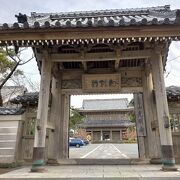 立派な山門のある浄土宗の関東総本山には高倉健さんのお墓がありました