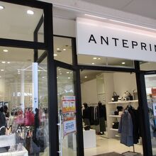 コートなどレディスウェアもあった