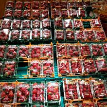 フルーツもたくさん並んでいました