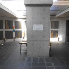 東遊園地の南の端の地下にあります。