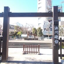 奥に砲台があります。