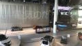 ガラス越しに、展示車を見下ろせる