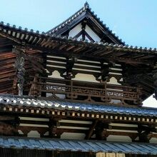 卍崩し高欄と人字形の割束、柱には龍の彫刻