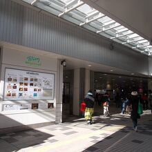 奥に京急本線京急川崎駅の改札口があります。