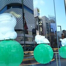 本館のショーウインドウは以前のお正月バージョンのまま