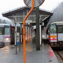 キハ120、左・三次行き、右・新見行き