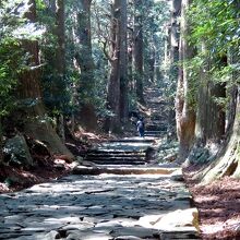 写り込んでいるのは下っている参詣者の背中でした