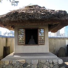 芭蕉庵風の祠の内部には芭蕉像