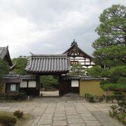 普通のお寺さんの伽藍ではありません。