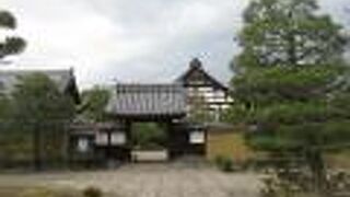 普通のお寺さんの伽藍ではありません。