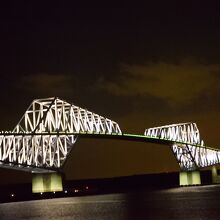 夜にライトアップされた東京ゲートブリッジ