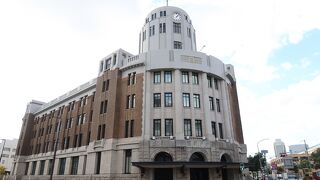 円筒形の時計塔が特徴のレトロな税関