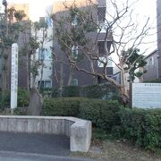 横浜に外国人を守るための関門の一つです。
