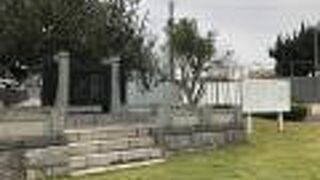 八仙人彫刻像の近くにあります