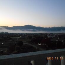 天橋立に向かって山から流れていく雲海。