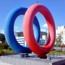 赤と青の巨大オブジェなど、海をバックに撮りたくなります