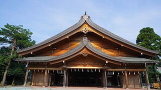 拝殿が格天井で奥が深い立派な構え