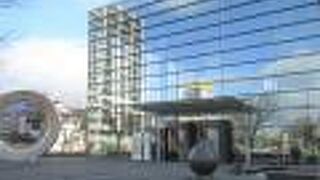 前面が硝子張りの目立つ建物です。