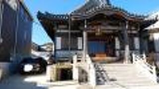 大磯漁港の北に位置する寺院