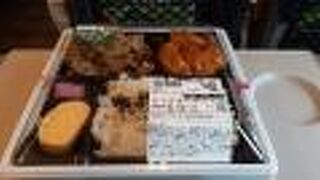 県産牛焼肉弁当とグリーンサラダについて