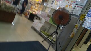 お土産いろいろ買えます