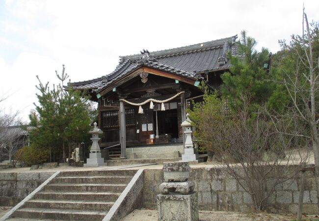 大村能章さんの顕彰碑と歌碑がありました。