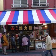 コロナの影響で地蔵通り商店街も人通りがいつもよりかなり少なかったですが、沢山の人が列をつくっていました。