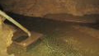 洞窟内に川が流れています