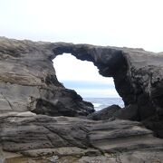 長い年月をかけて海水の浸食でできた、海蝕洞穴です。