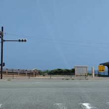 神社の前はこんな感じ。海が近いです。