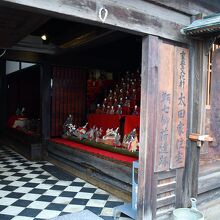 雛飾りがある店先