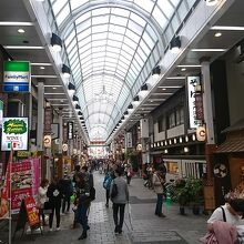 アーケードのある商店街