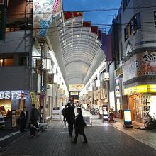 アーケードのある通り