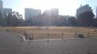 ペリカン噴水がある花壇です。