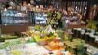 新しくできたサービスエリアの中のお土産が販売されているお店